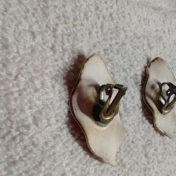 Goldtone green 💚 clip earrings - Picture 3 of 3